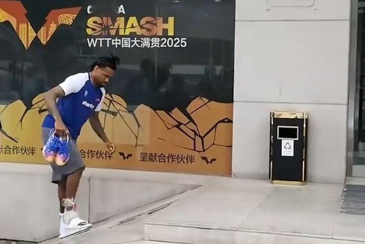 大事不妙，古德温到达北京后，走路一瘸一拐，这今晚能上场打比赛吗？
看来上海男篮的