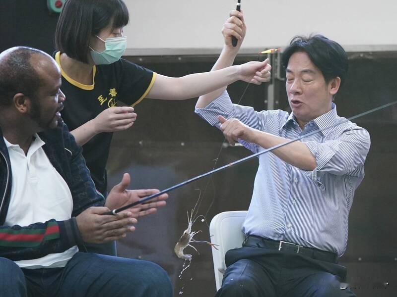 明天就职，赖清德今天干嘛去了？
答案是他陪着各国的庆贺团去钓虾了！