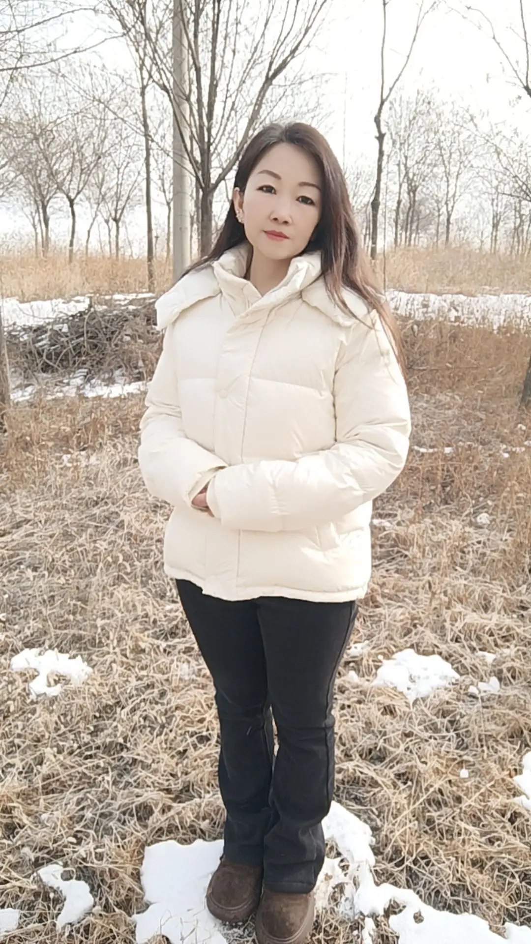 “对的人是真的会宠你一辈子，不要你垫脚，他也会为你弯腰，不用你坚强，他...