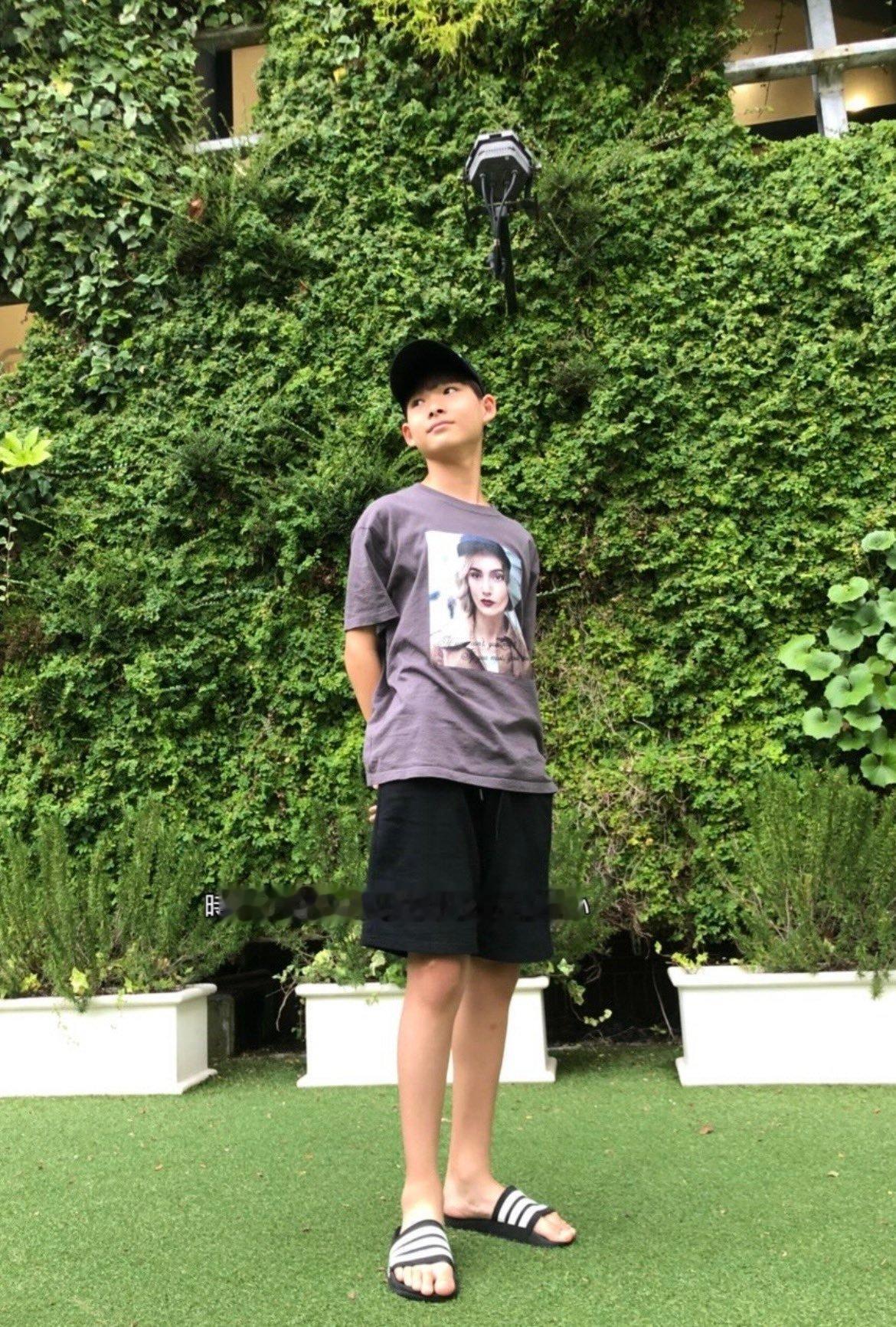 西村力 260505尼基爸爸的INS发了尼基小时候的照片“时间流逝，真的好快啊”