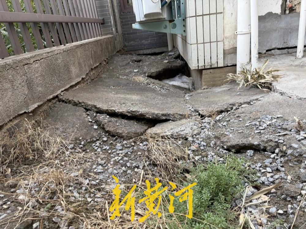 眼前的小院地面铺设的水泥层多处开裂、下沉，肉眼可见水泥层下面的黄土已明显沉陷，形