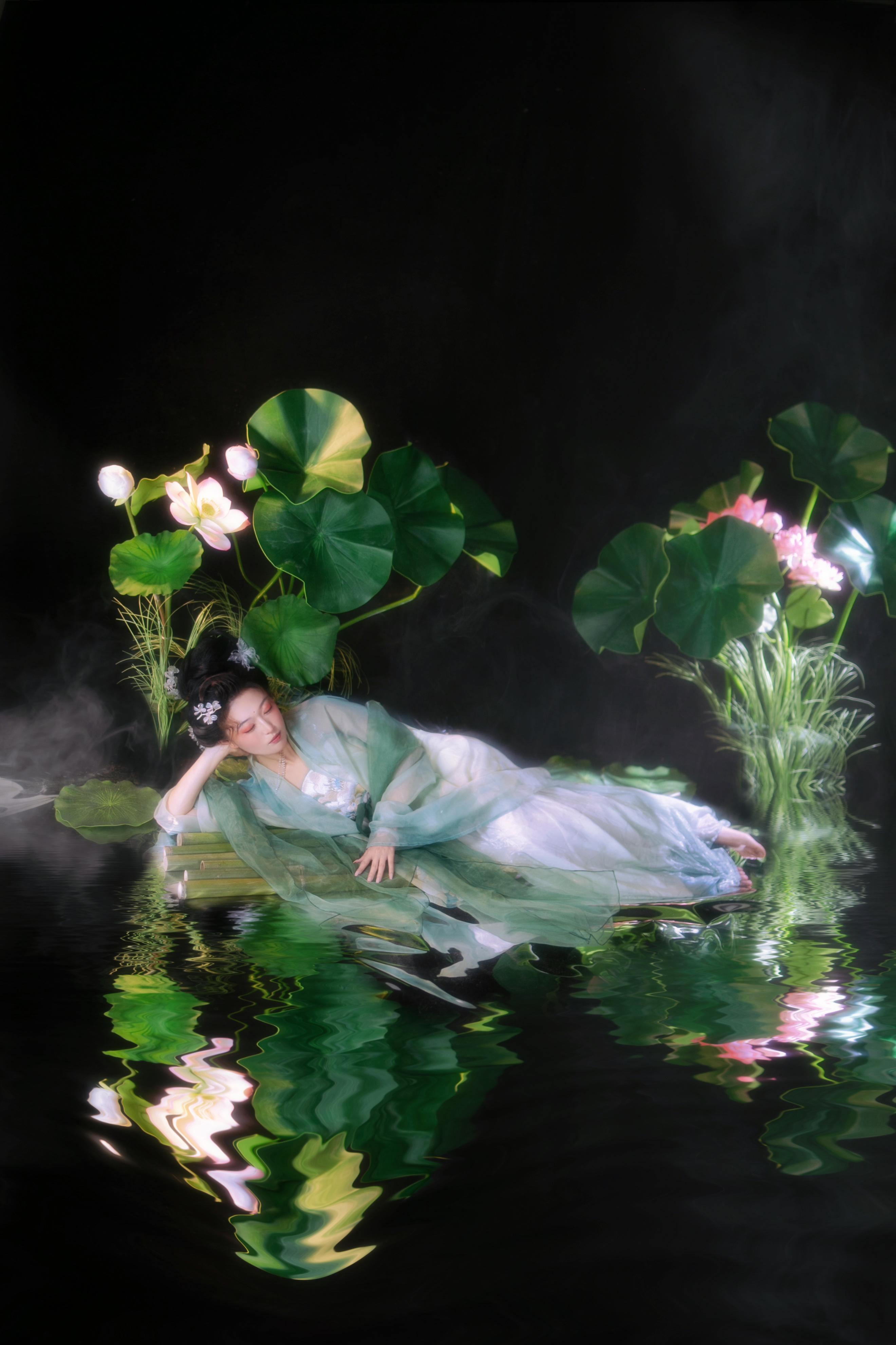 汉服写真｜藕花深处拥有了一年四季都可以拍的竹筏和荷花[害羞]📷翼小君出镜#天津