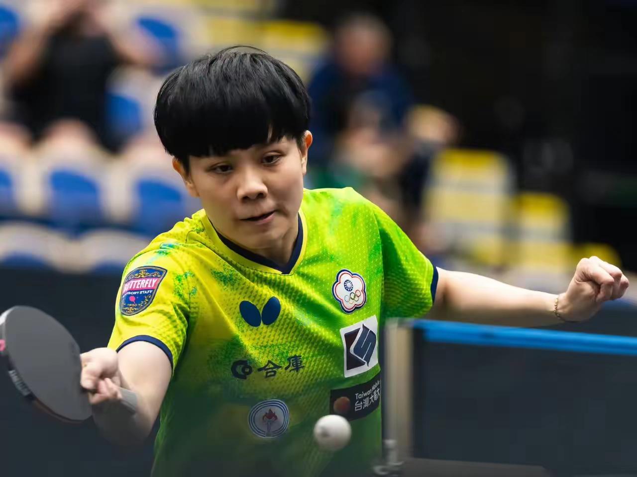 【郑怡静赢得内战】新加坡大满贯·女单1/32，两位省队选手相遇，郑怡静3-2李昱