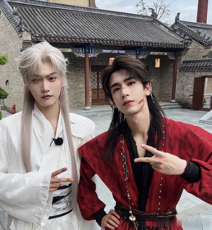 张凌赫问周柯宇你是不是身上痒开始推理吧黑暗中的蛄蛹者游戏，考验的就是在睡袋里前进