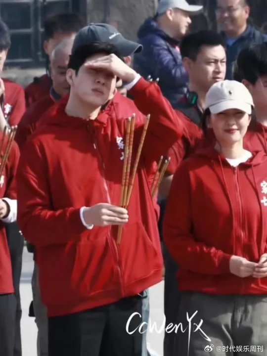 井柏然高圆圆同框井柏然高圆圆同框啦！《家有七郎》开机路透~是我喜欢的年代剧，期待