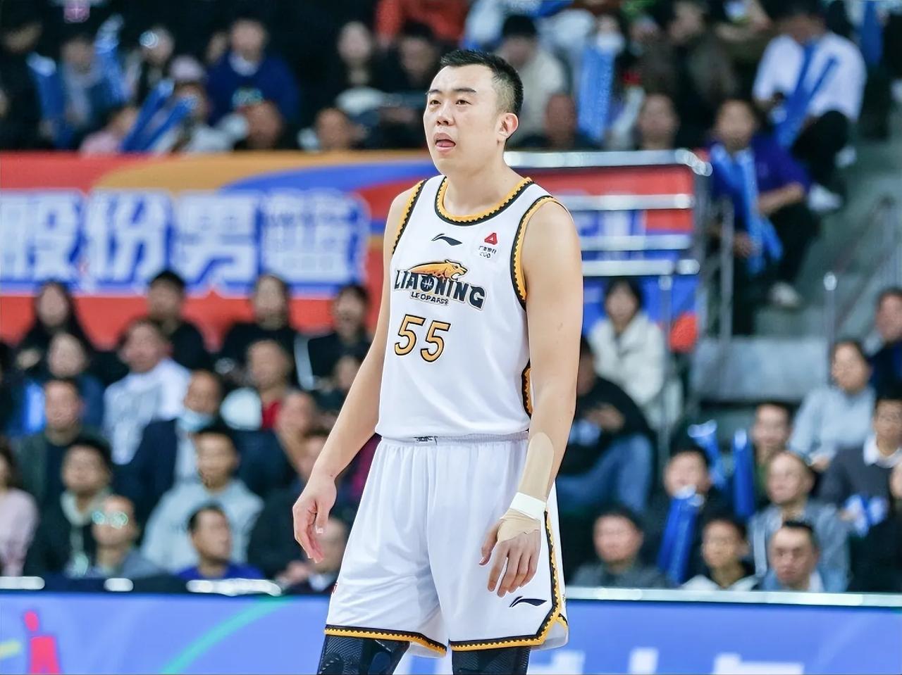 韩德君：10中8，20分9篮板，要是不考虑年纪，可以打NBA吧？
赵继伟：大韩，