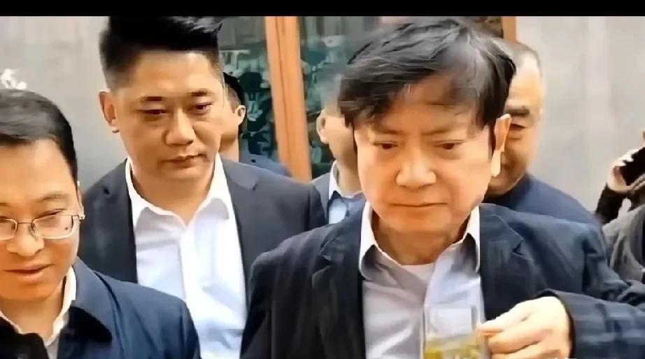 65岁还在上课，他图啥？

学生喊他“强哥”，他回一句：怕你们没血性。

郑强，