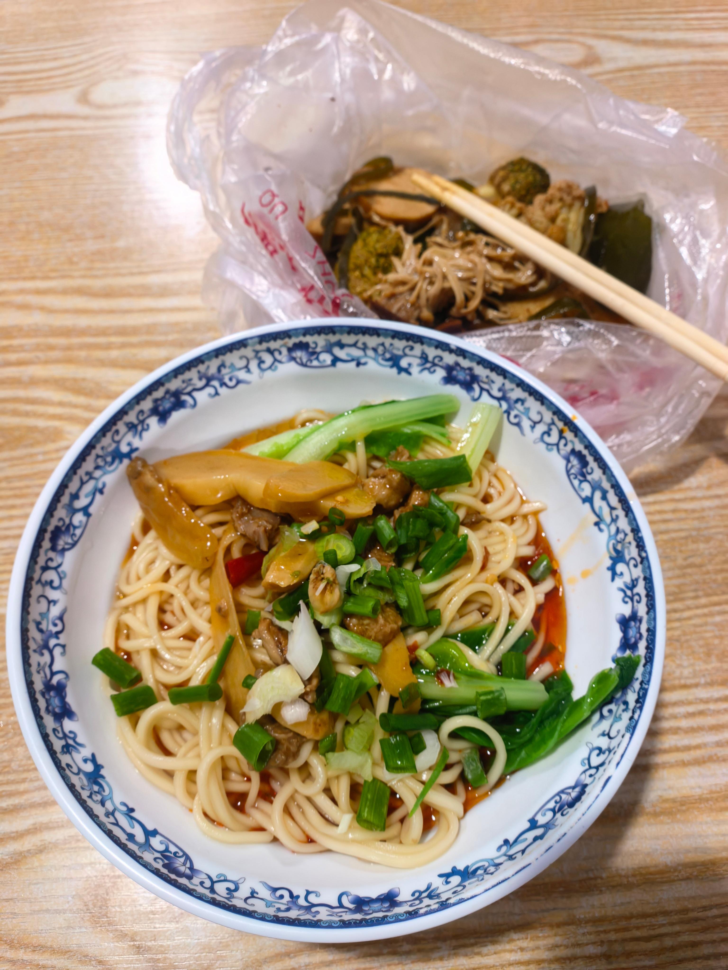 尝尝特色姜鸭面有人知道是哪里的美食吗？ 成都