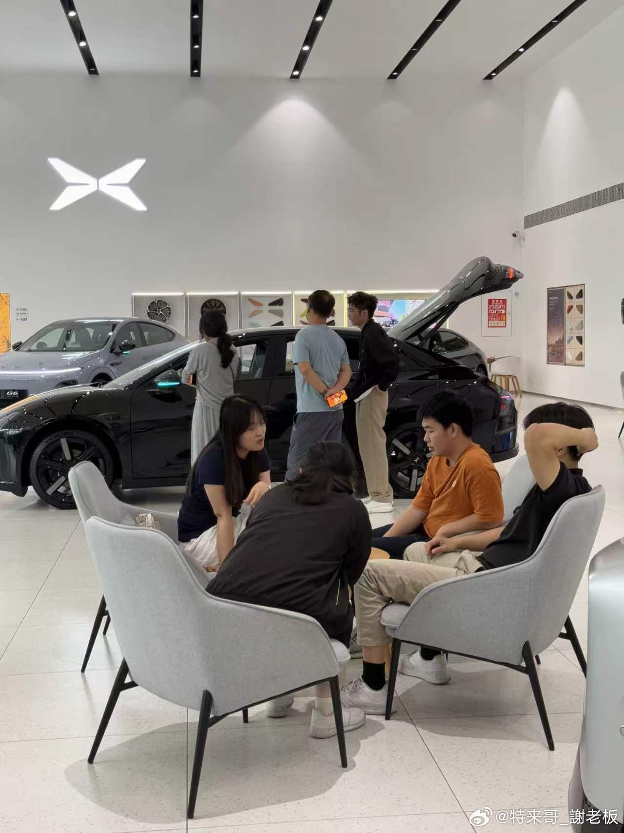 2026款小鹏MONA M03终端热度持续走高，自3月27日开放试驾以来，门店试