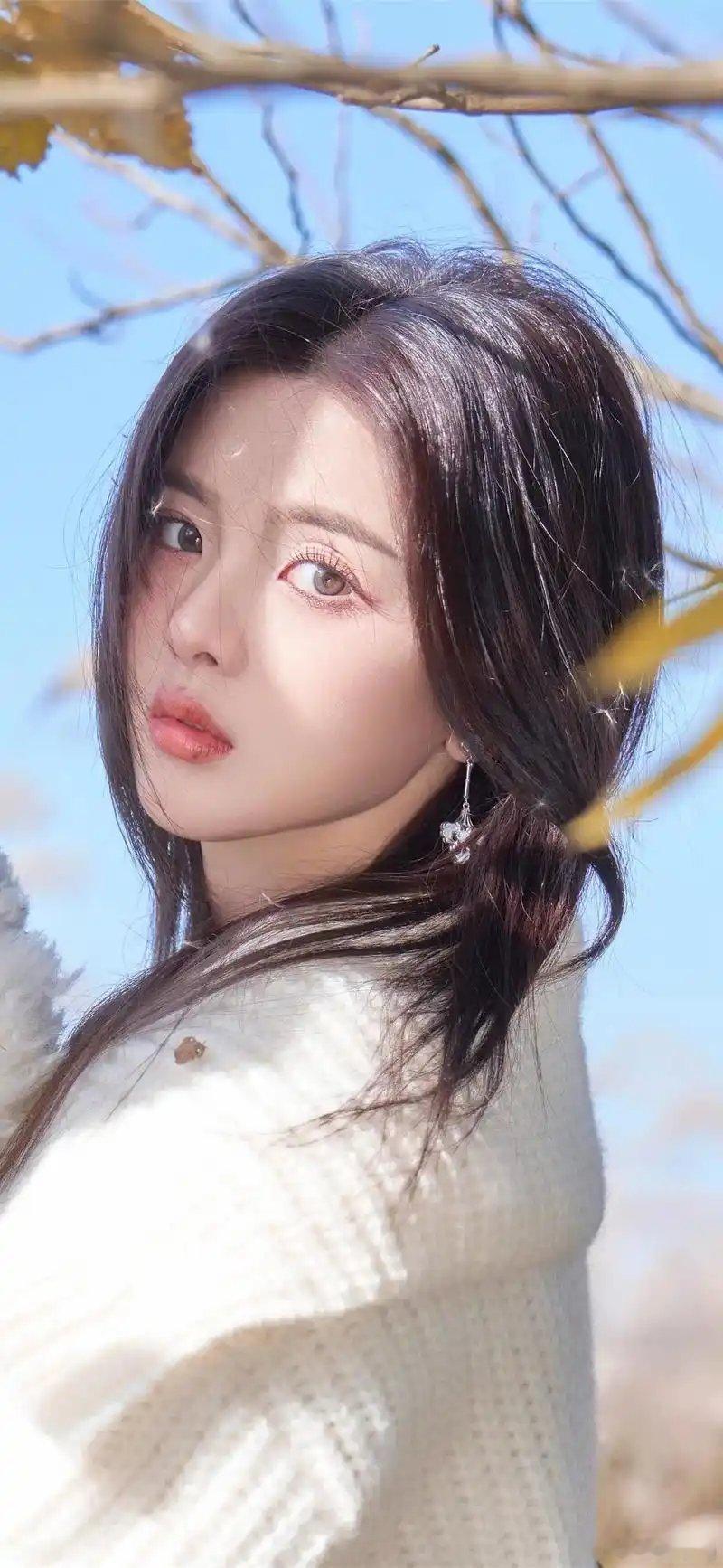 古装仙侠大剧《剑阁闻铃》档期调整，预计第四季度开机。男主已定李昀锐，女主目前深度