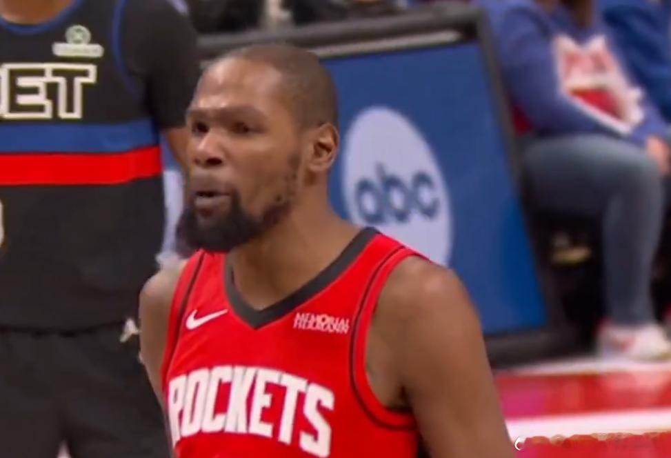 杜兰特喷活塞球迷 杜兰特罚球的时候对着观众席的活塞球迷：“你可以尝尝我的迪克，小