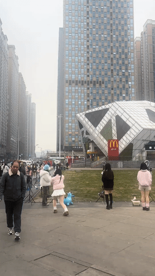 贵州贵阳街头，有网友拍到很多的年轻女孩正在街头直播跳舞。
这场面真是看起来太壮观