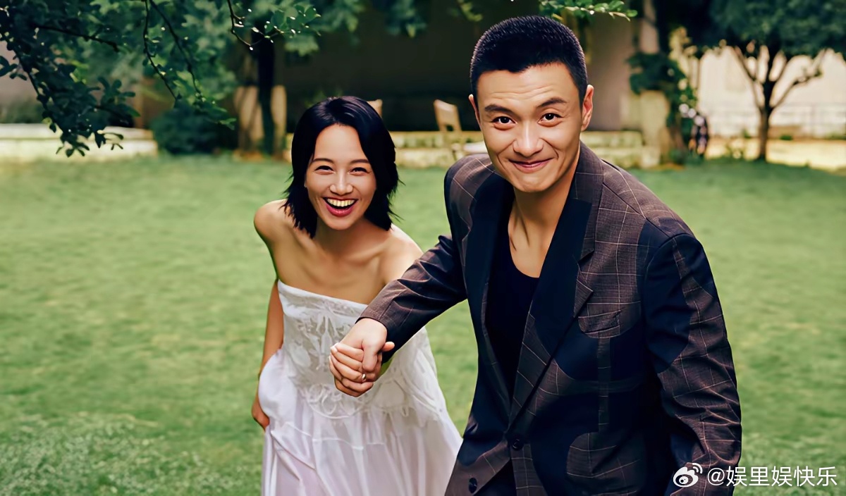 周一围又被拍到了。 不是绯闻，不是翻车，是在杭州街头拎着塑料袋买早餐，牵着朱丹慢