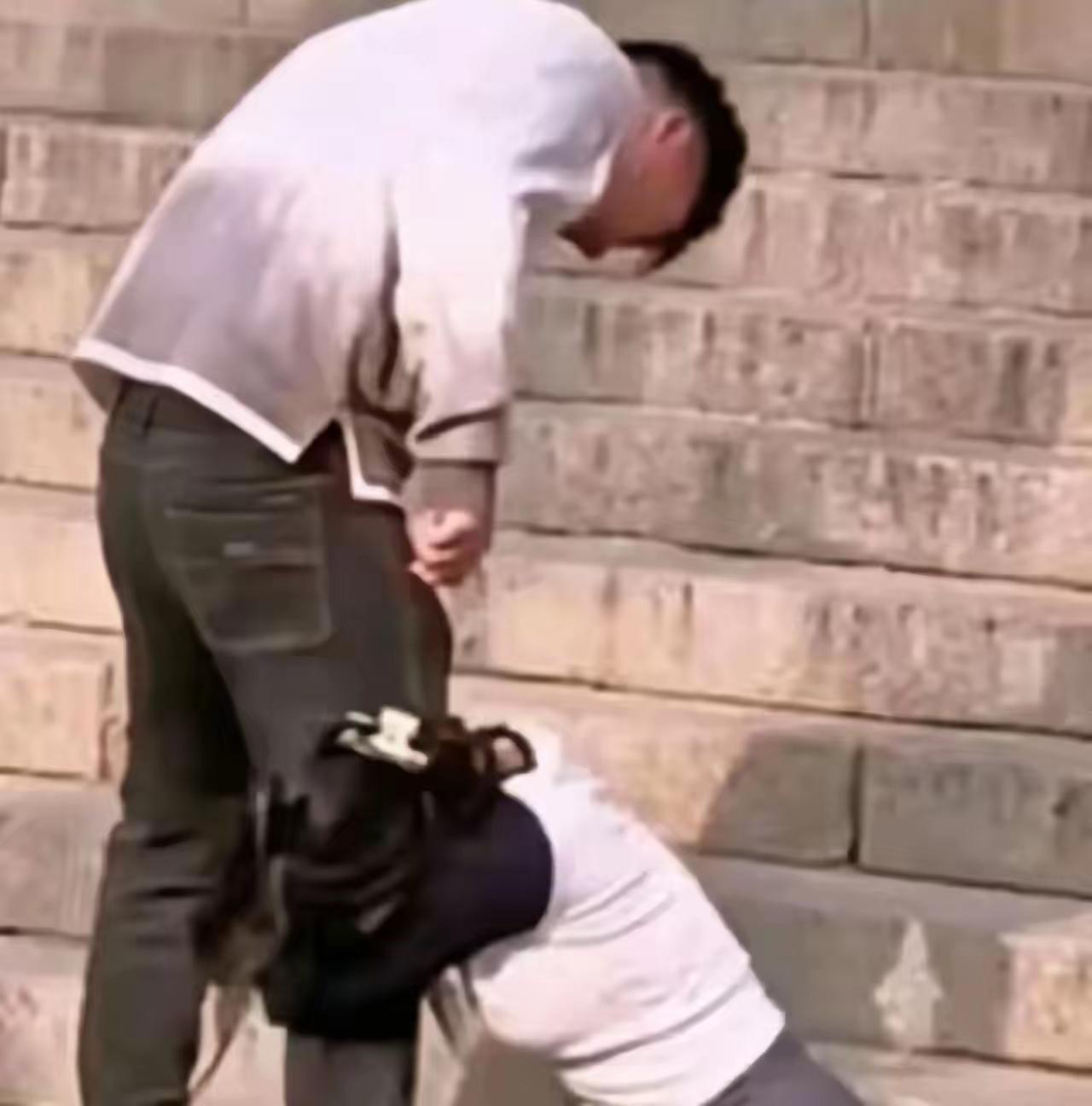 河北一名男子，结婚五年，把所有的收入都交给妻子，家里的事情全听她的，为了她把烟也