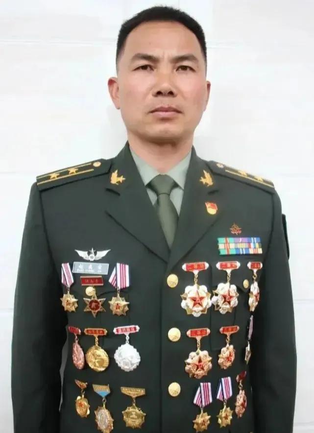 特种兵王——赵成金
赵成金，某特战旅中校营长，18岁参军，从军23载，荣立4次二