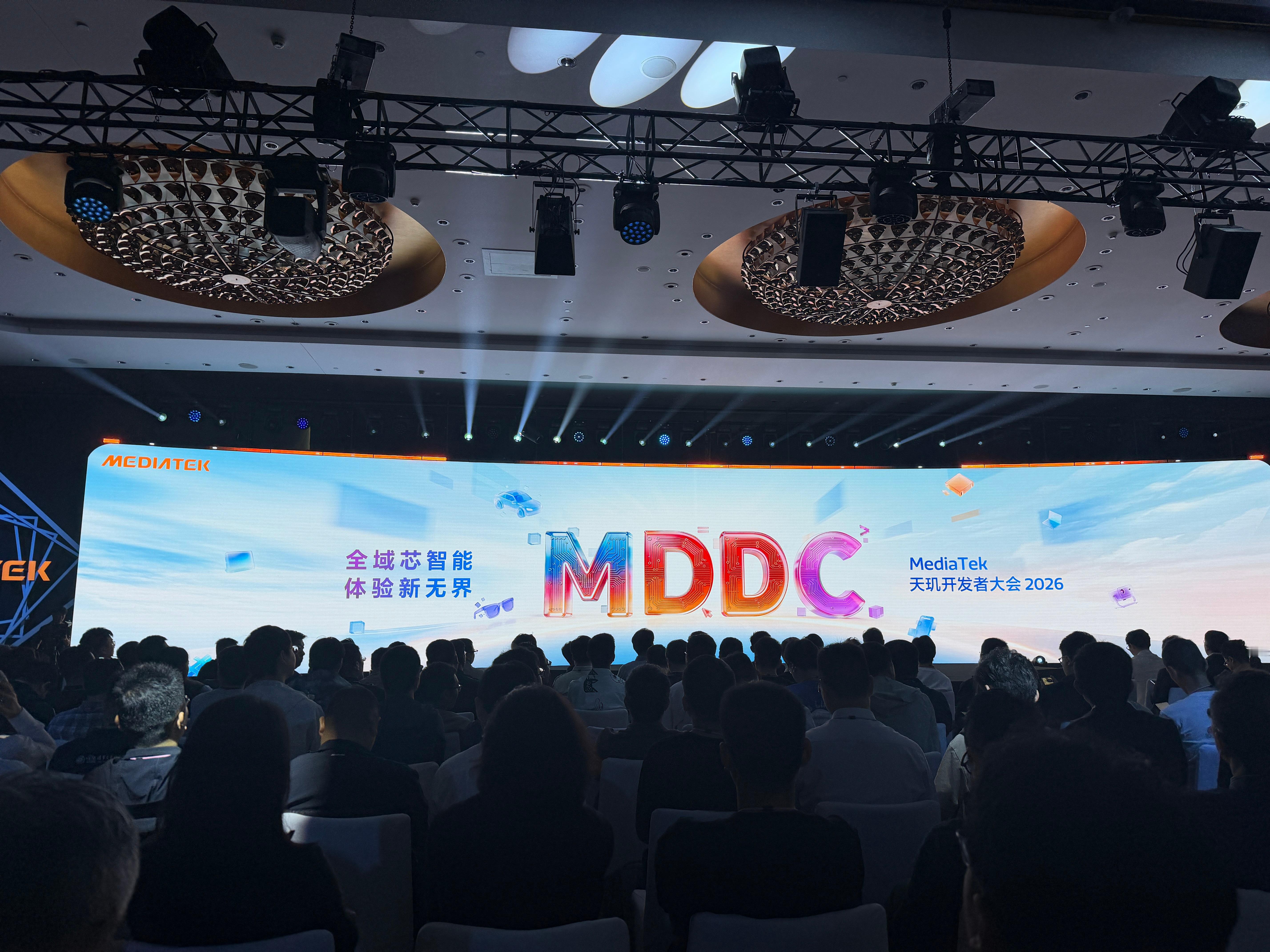 天玑座舱C-X1震撼首发🫡马上就能在车内玩3A游戏了！未来汽车将成为移动电竞房