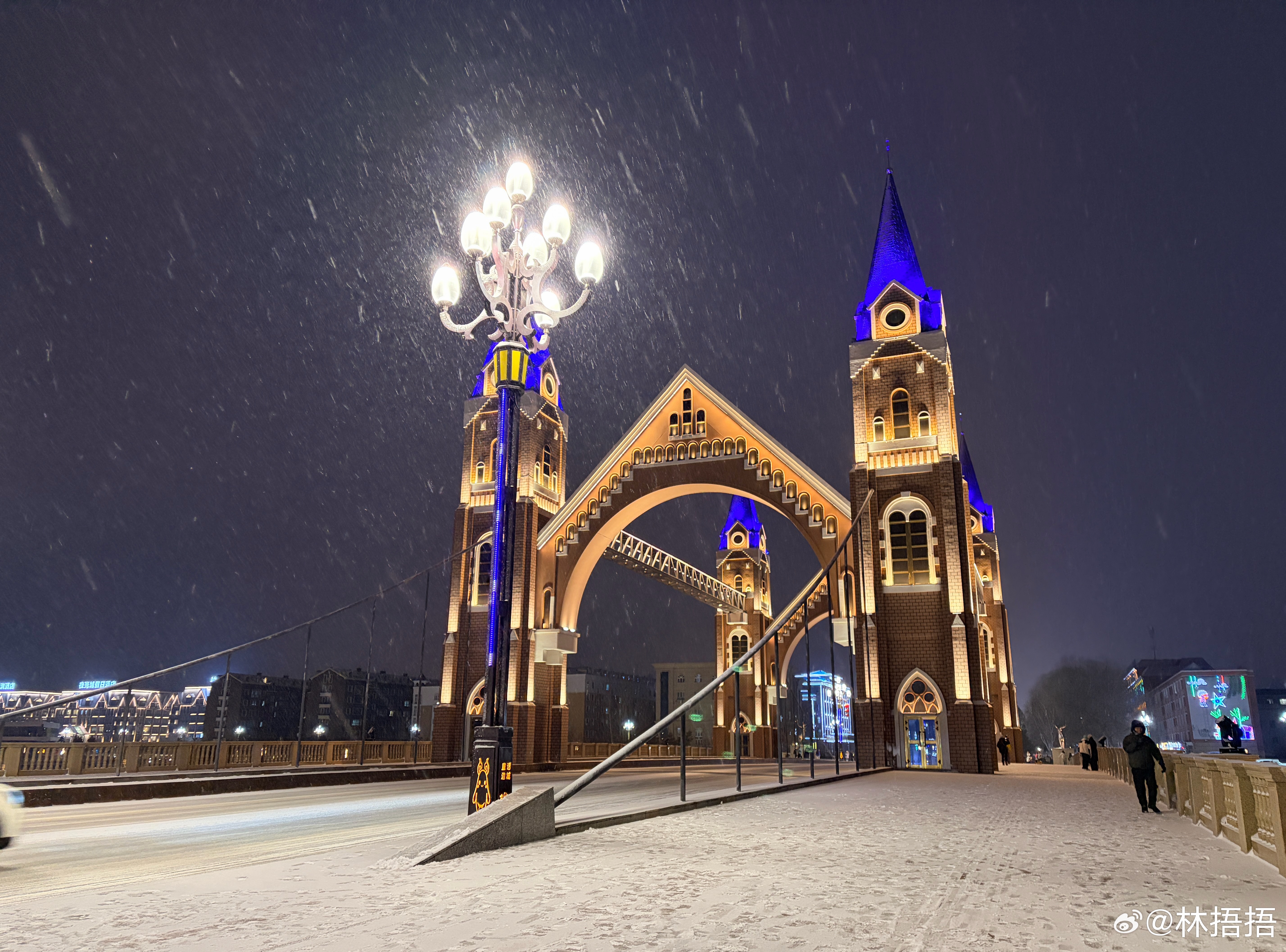 把神秘的折叠新品带到新疆拍点样张。25年我用了很久N5，直到今天依旧平整，或者说