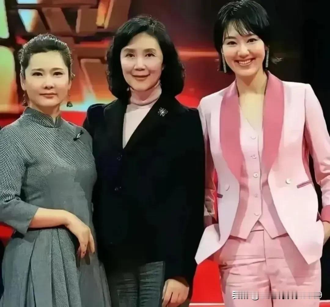 看到她们的合照，真的感慨万千。论颜值，左边的显优势;论气质，中间的略胜一筹;论身