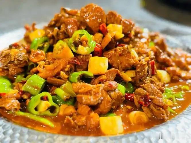 去新疆旅游推荐的的十道特色美食
 
1. 大盘鸡：鸡肉搭配土豆青椒焖煮，汤汁浓郁