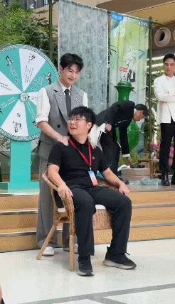 杨洋现场给男粉按摩杨洋给男粉按摩也太宠粉了，全场尖叫简直太真实了！不过话说杨洋这