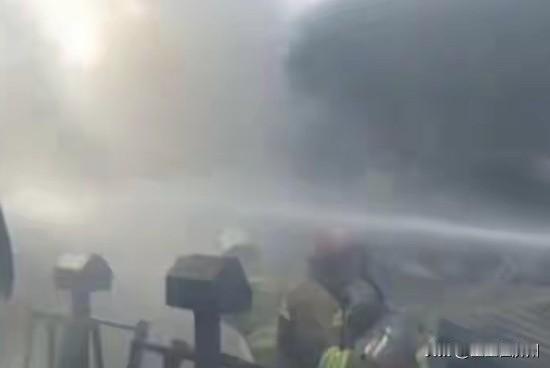 快讯，
一架直升机在伊朗坠毁，
从坠机的地点可以推测……
这架直升机，
应该属于