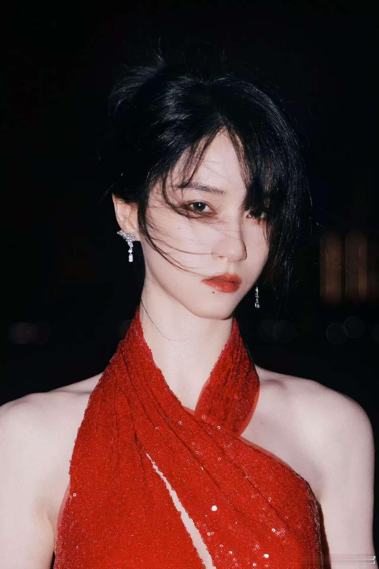 蒋芸太懂妈宝女了 作为一个妈宝女，真的是太喜欢姐姐的新歌了《篱笆开满花》， 蒋芸