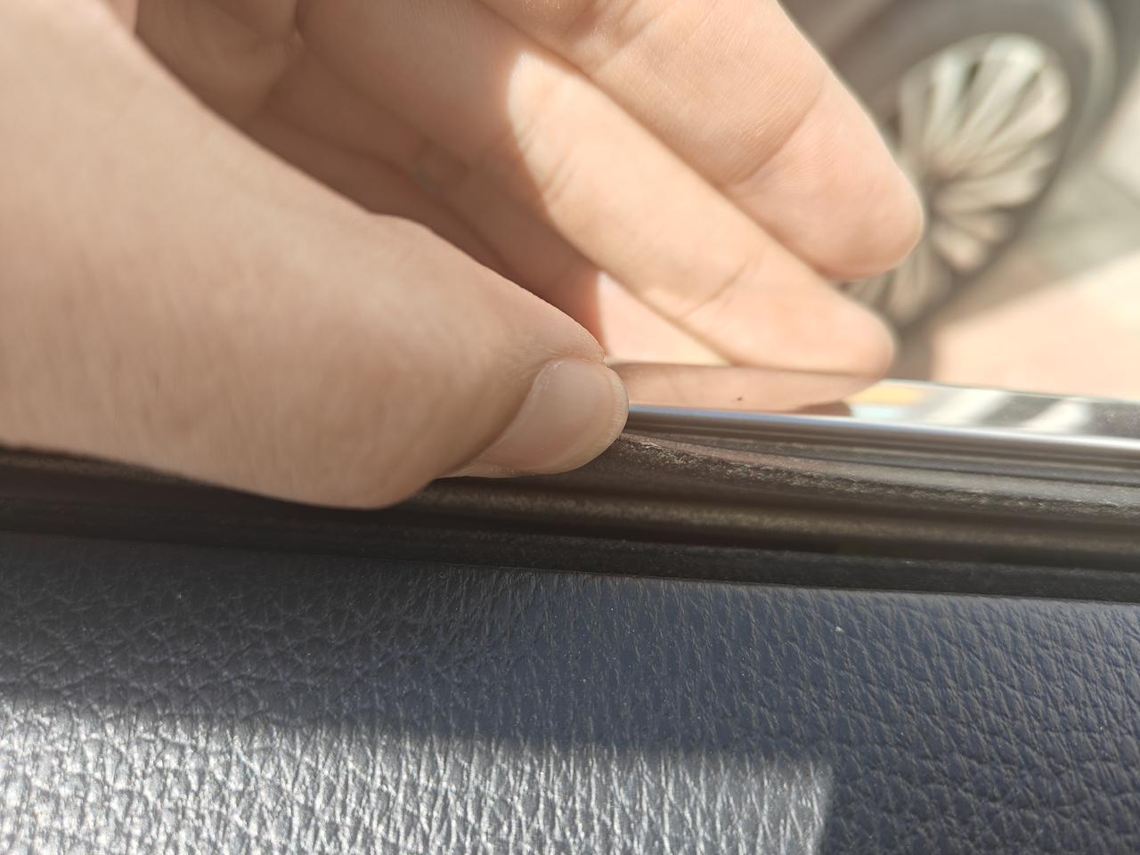 汉兰达升降玻璃时会有吱吱的响声，听着特别难受，4S店给出的解决办法是更换窗户下沿