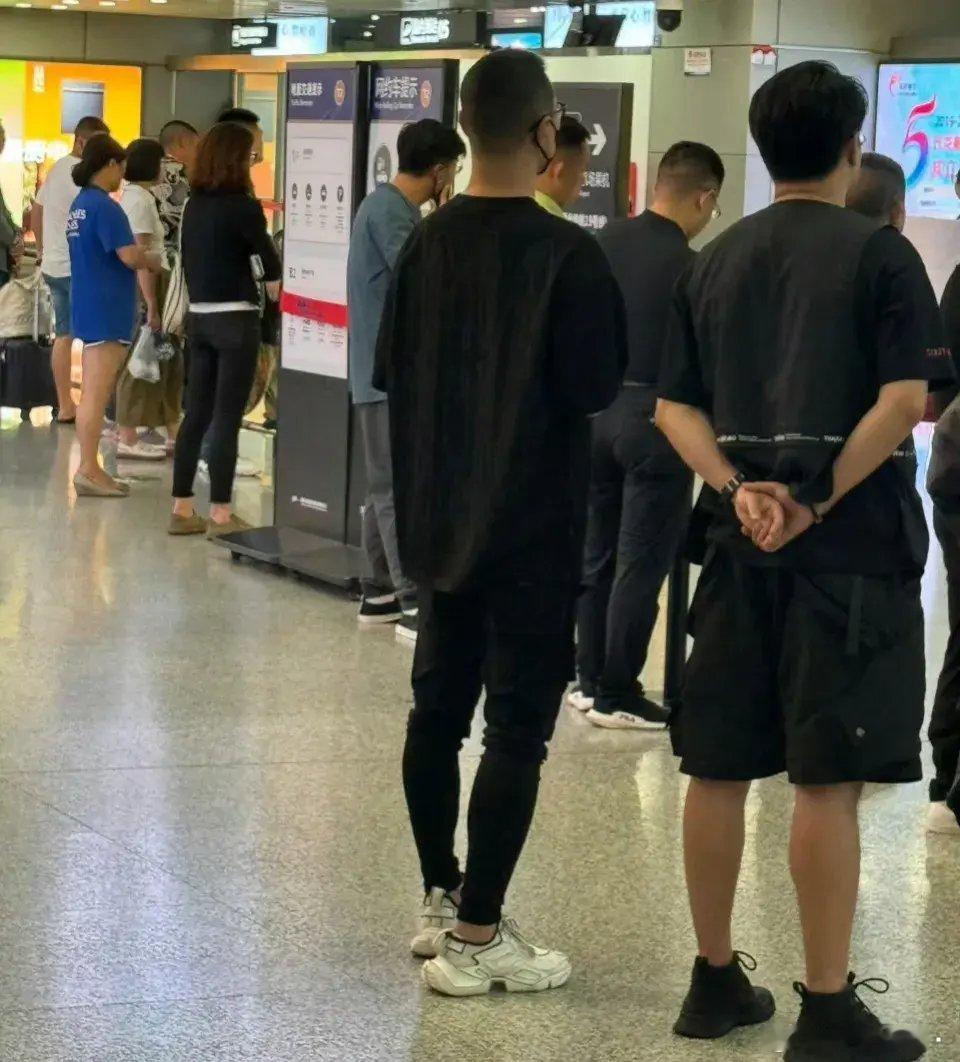 汪峰冲上热搜！6月8日，汪峰突然冲上了热搜，起因是有网友在机场偶遇他去接女儿和儿