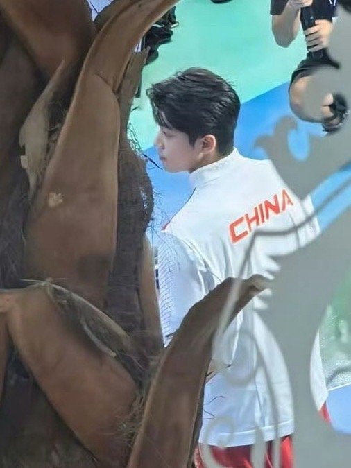 正好跟相框一样 