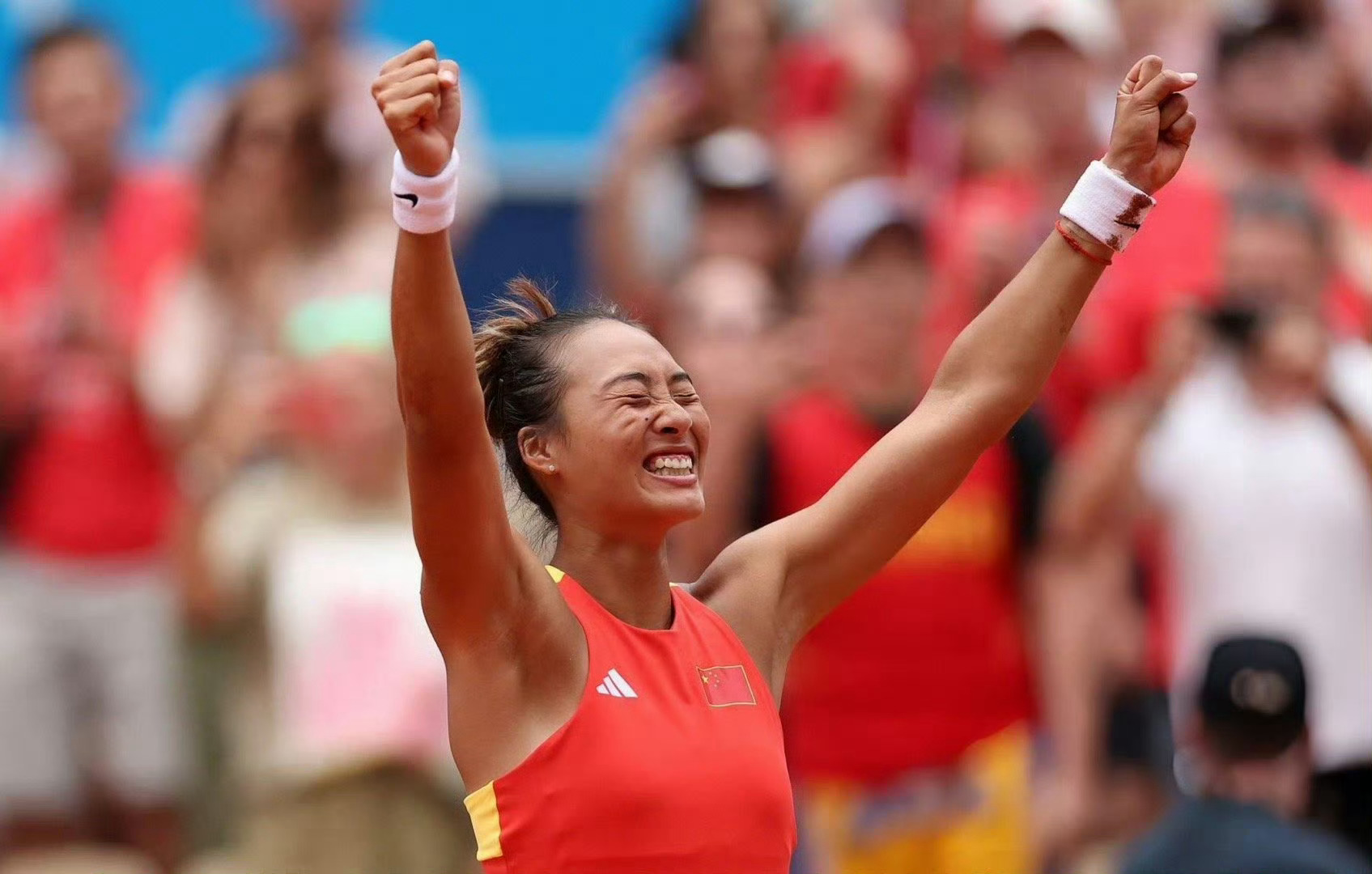 步履不停，逐梦不止🌟。祝：郑钦文23岁生日快乐🎂。属于郑钦文的生日主场郑钦文