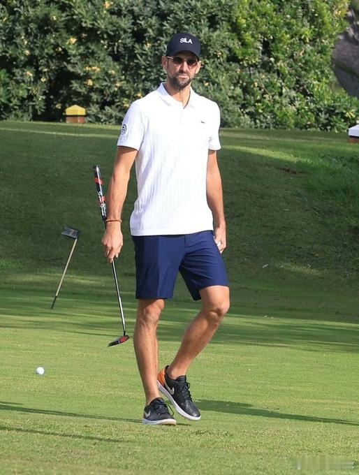 德约科维奇被拍到穿着耐克鞋打高尔夫。在过去的8年里，他一直与Asics和LACO