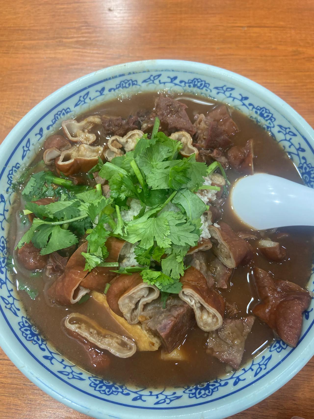 卤煮火烧

偶尔吃一次还不错

只是味道偏咸了一些

现在嗓子还是齁的[捂脸]