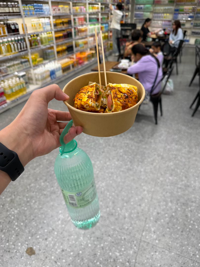 真实的环卫工人不会这么开心快乐吧赶紧工作完就下班了吃个酸甜味的烤冷面疑AI照片拿
