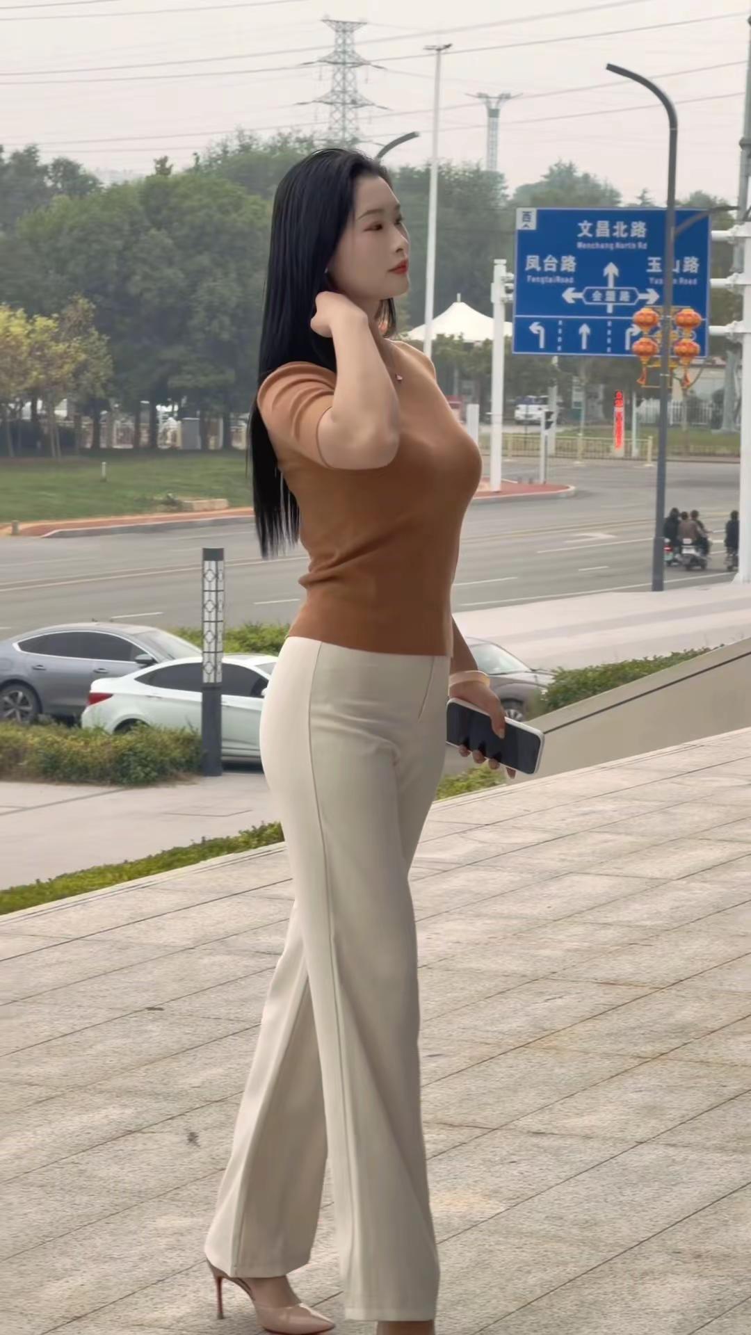 爱自己不是享受物质和放纵欲望，也不是不计后果的说走就走的旅行。而是，好好吃饭、好