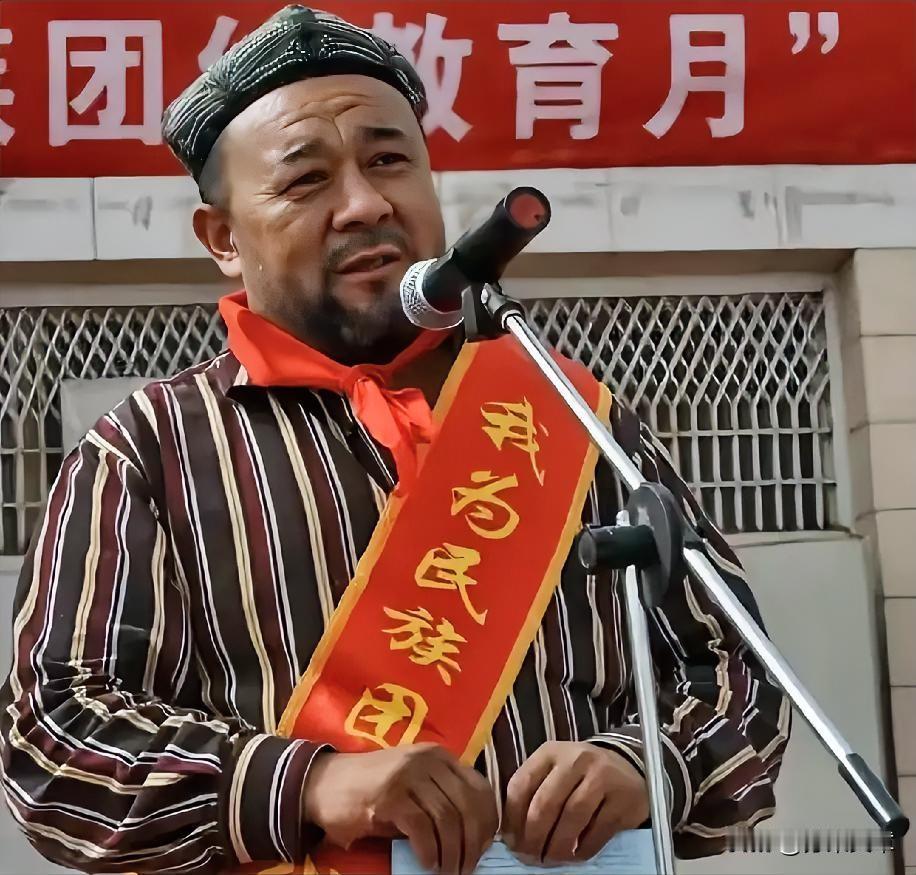 刚去查了一下。
这不查不知道。
原来这个从新疆跑四千公里到广西当面塞钱的大叔，还