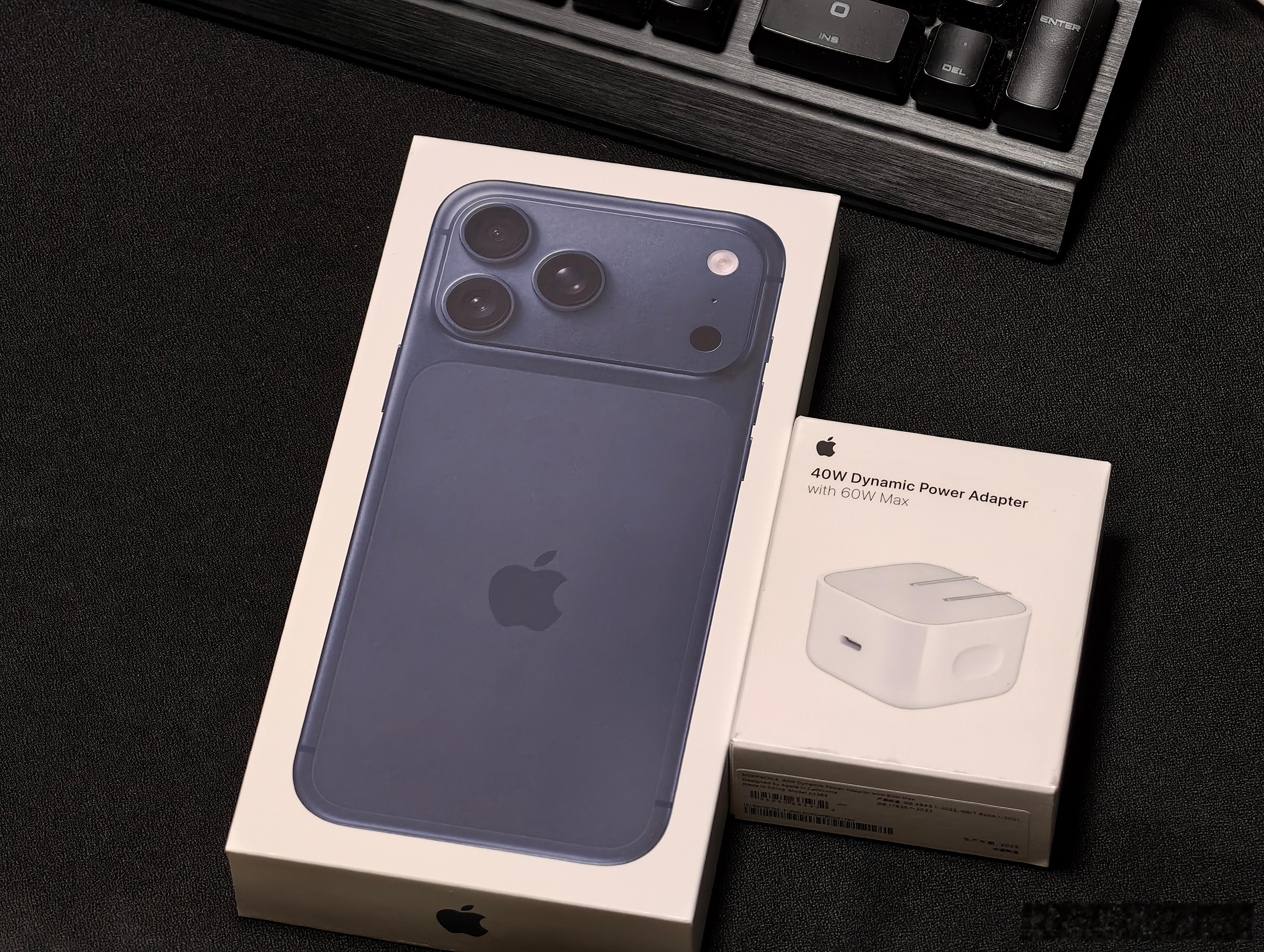 忙碌了一个月（对，不是一天）的维师傅下班后收到了iPhone 17 Pro Ma