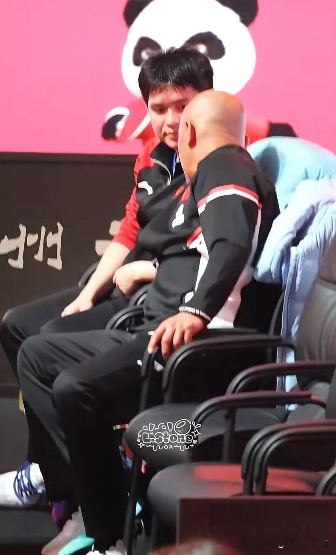 肖战指导在给林诗栋复盘。
打完混双肖战指导特意和徐瑛彬换座位坐到林诗栋旁边，给林