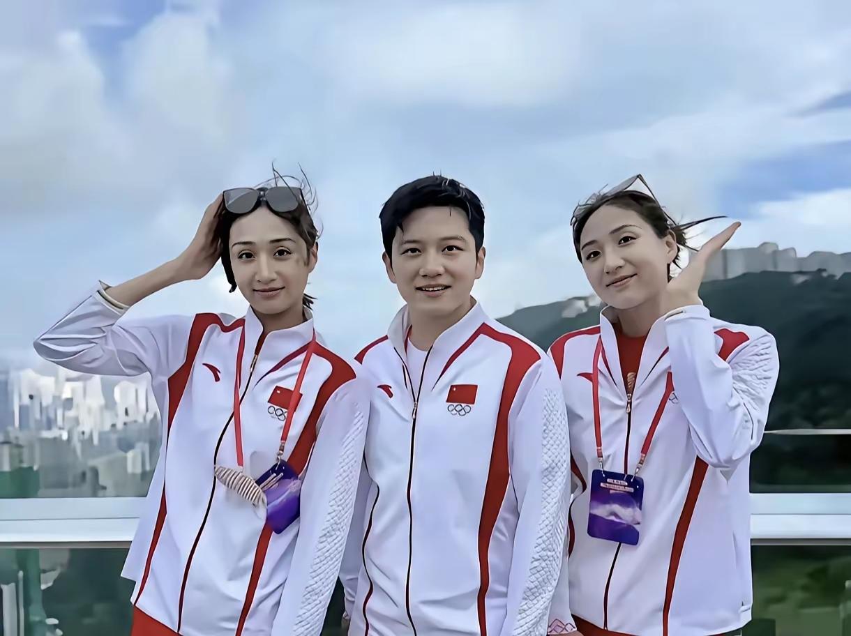 樊振东居中的合影流出，身旁两位女运动员长相高度撞脸，网友第一眼都误以为是国家队少
