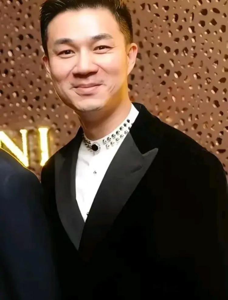 许雅钧是一个非常厉害且神秘的人物，他似乎不受任何外界因素的影响。无论之前张兰和汪