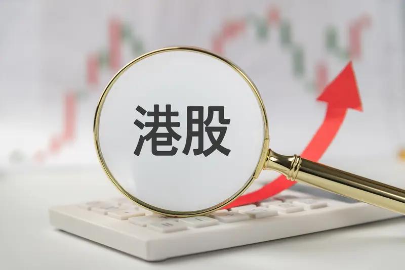 从行业角度看，港股中的金融、地产等传统行业板块估值长期处于低位。以金融行业为例，