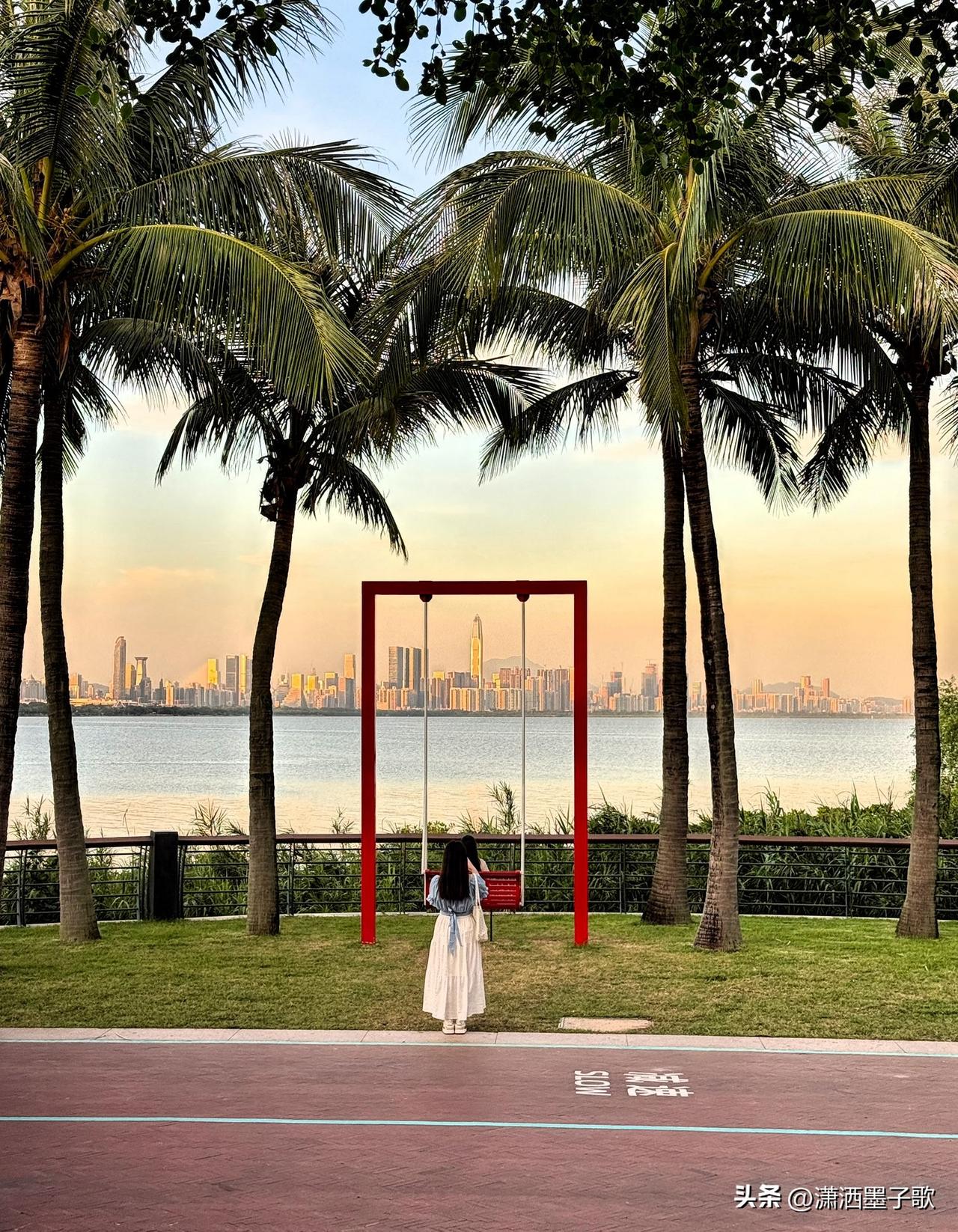 深圳湾两个女孩在公园荡秋千，拍美照，看城市风景。深圳湾拍照点 [招财进宝][福]