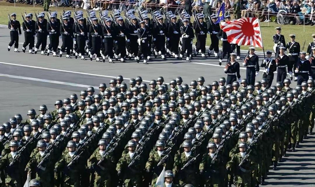 这些动向表明，日本自卫队正从防御转向进攻，其军事扩张和政策调整已引发国际社会高度