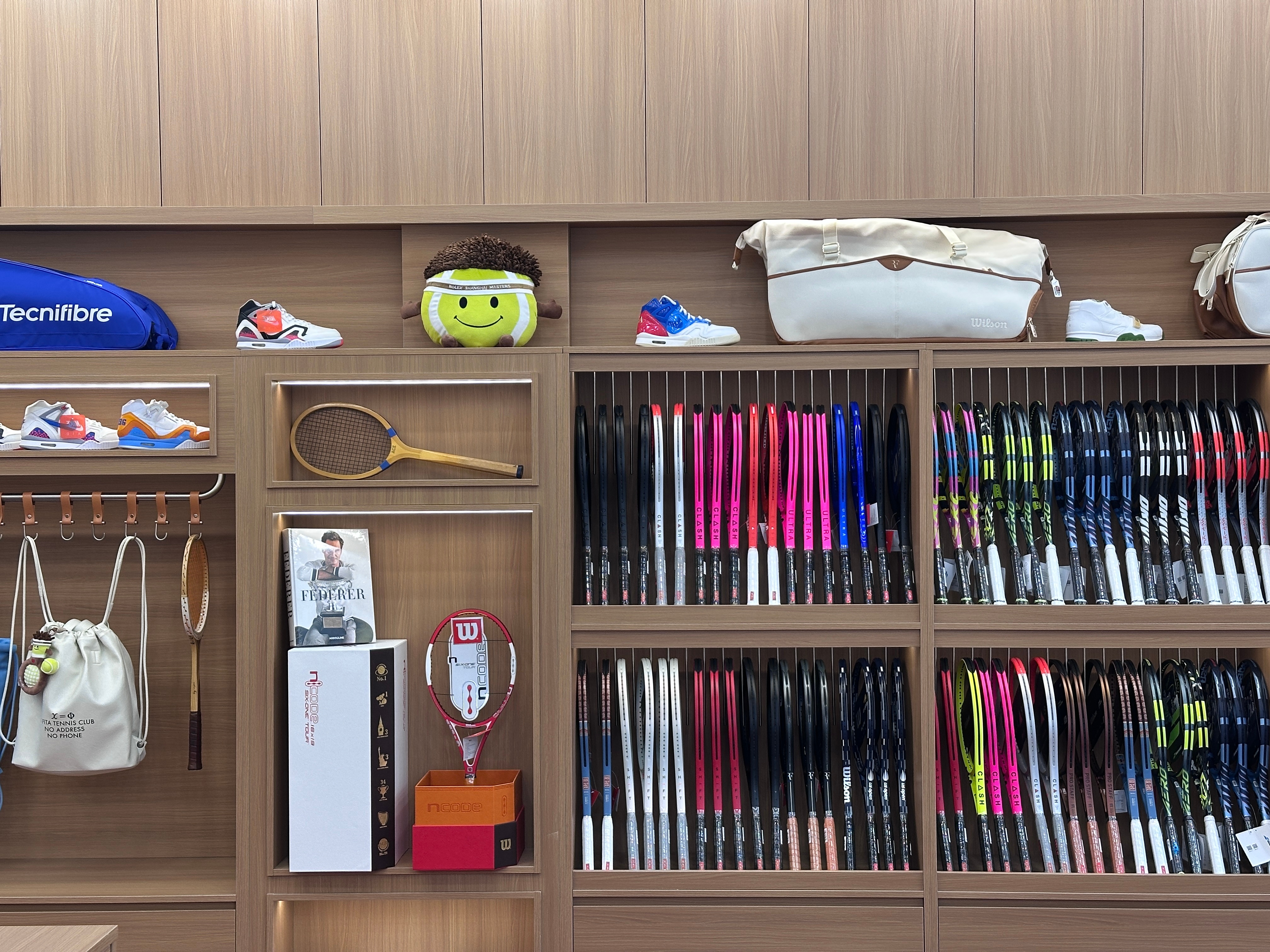 是谁啊，也是在上海拥有两家店的人了，第二家店还能开在新天地这种地方，还能在商场拥