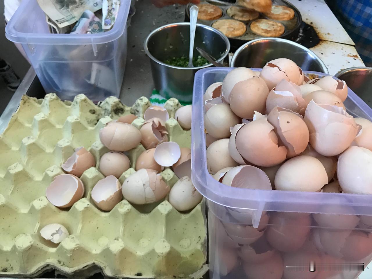 跟拍重庆老婆饼的第三天，3点出摊到6点20全部卖完，8盘鸡蛋就是240个老婆饼。