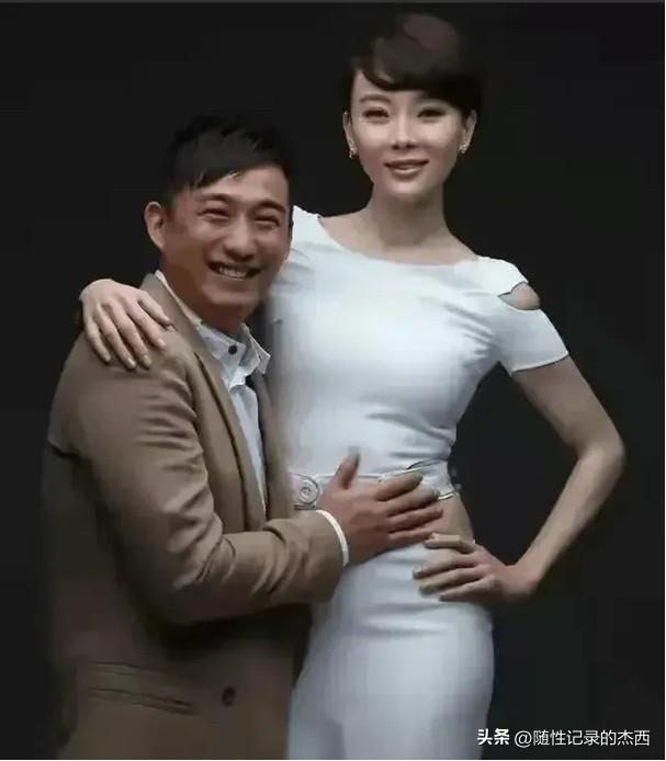 这两人拍照挺逗的，你看看黄磊瞬间都能入戏，大家知道他们搭档出演过什么作品吗？
