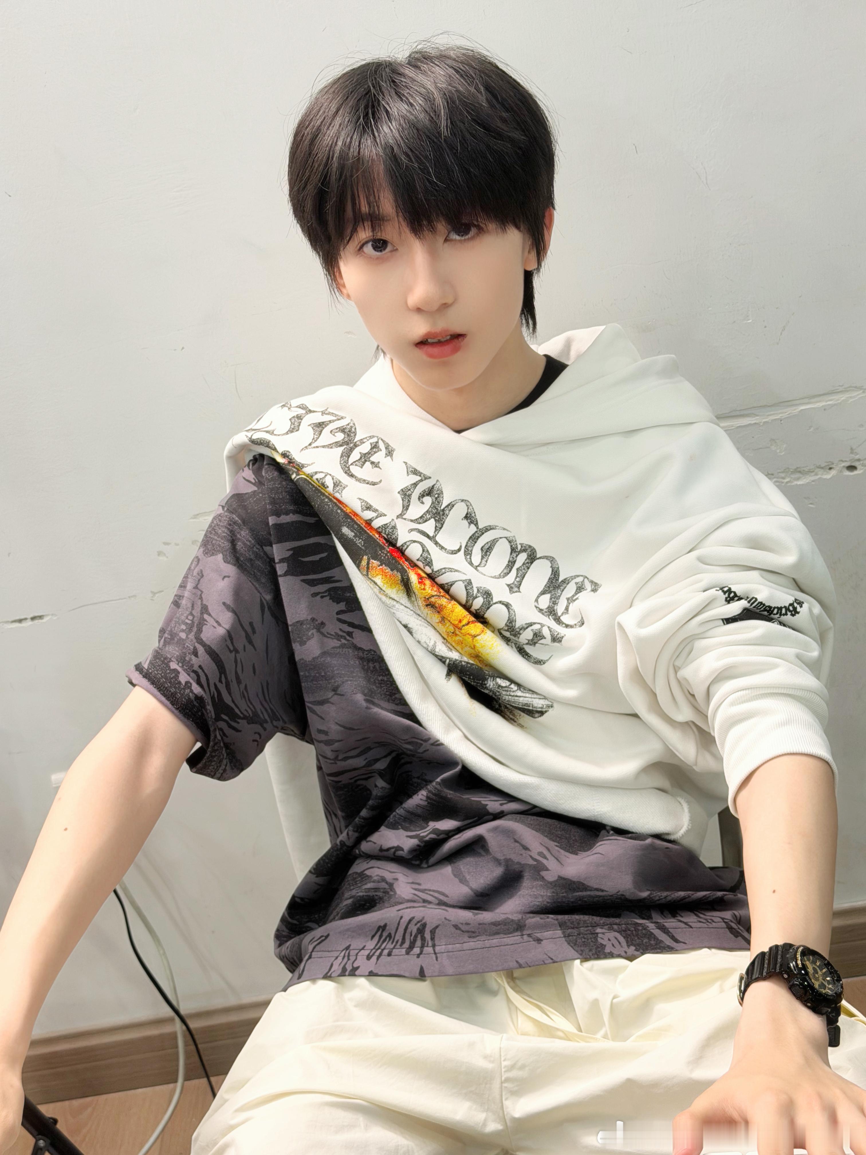 穿的这么hiphop了不得拍了跳舞视频 
