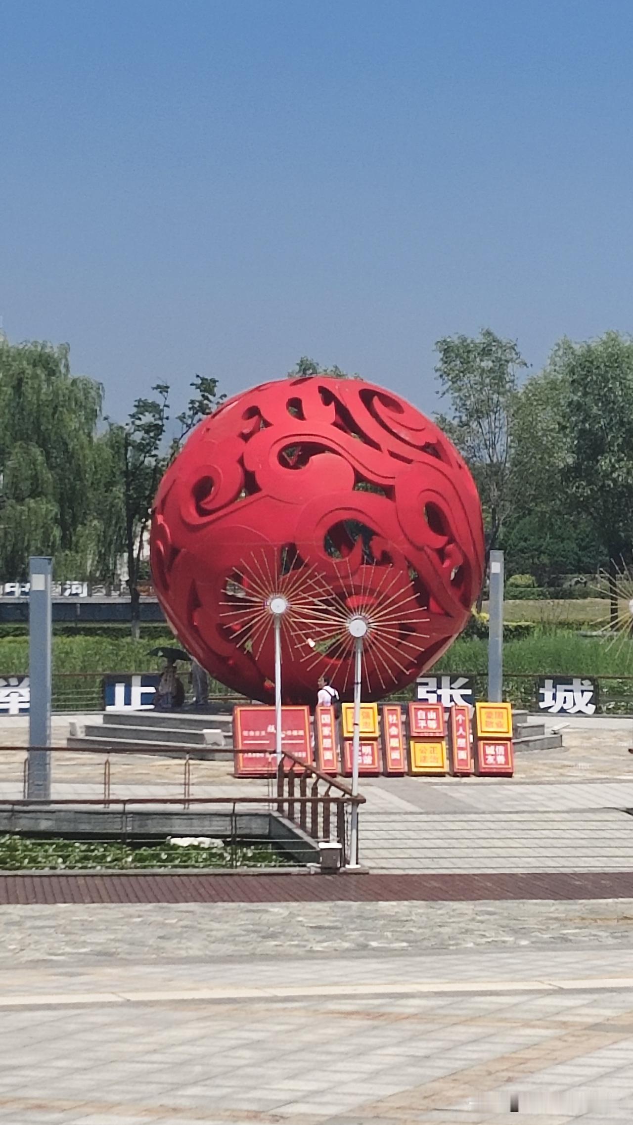 我老公每天都阴着脸，对我没有个笑模样，我一说话他就呛我。还说:⺀我不是他中意的那
