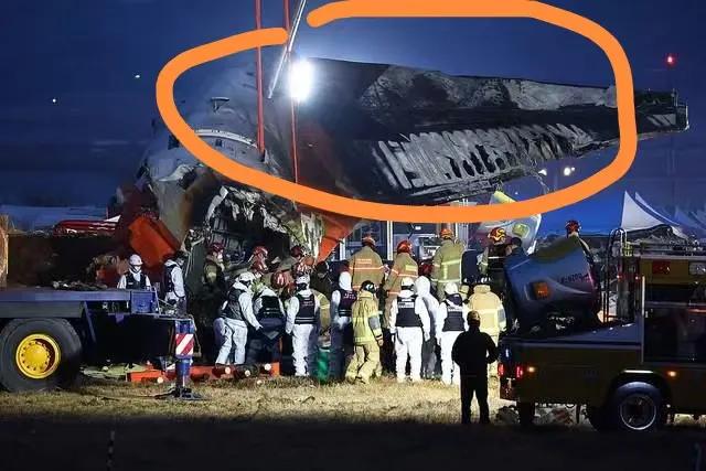 韩国济州失事飞机残骸开始被清理，从清理过程看，一架波音737-800大型客机，仅