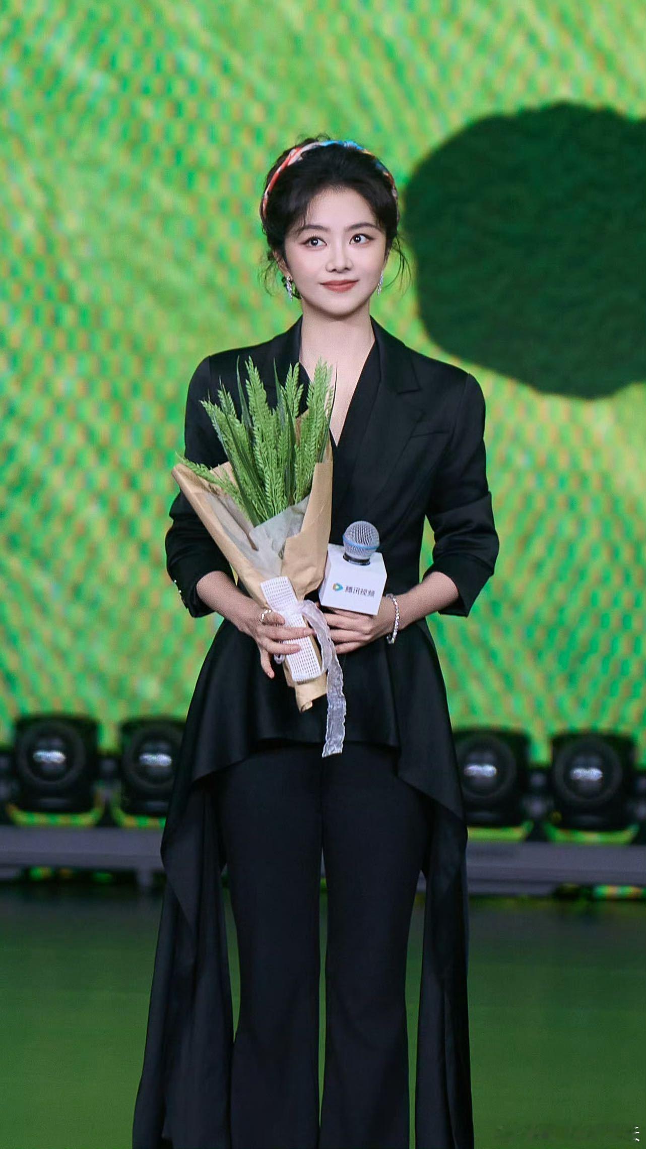 谭松韵一天换乘两部剧宣 古装复仇线搭配现实普法线，题材差异化十足，一次收获两部优