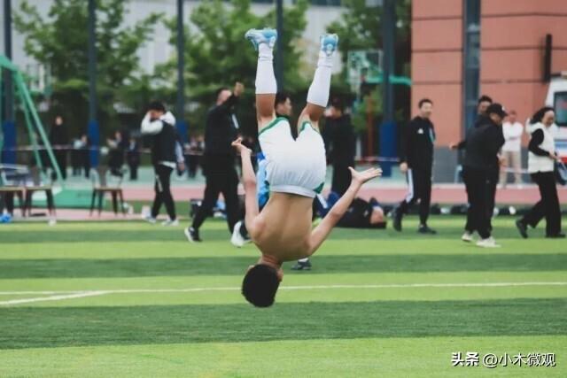 对手替补席那几个英国小孩，满脸震惊。他们不是没见过进球，他们是没见过一个12岁的
